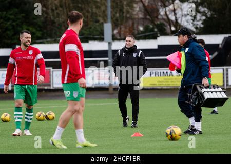 MERTHYR TYDFIL, GALLES - 27 DICEMBRE 2021: Assistente allenatore Merthyr Steve Williams durante la Southern League Premier Division South fixture tra Mer Foto Stock