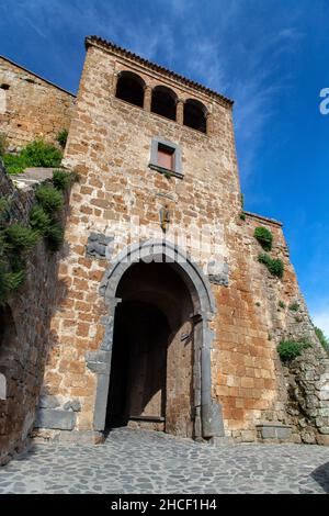 La porta principale della città nella cittadina medievale di Civita di Bagnoregio, Lazio, Italia Foto Stock