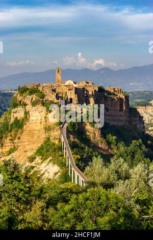 Piccola città medievale Civita di Bagnoregio, la città morente, Lazio, Italia Foto Stock