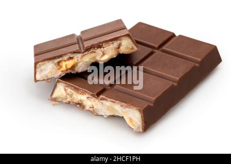 Barretta di cioccolato al latte farcito con latte e riso soffiato isolato su sfondo bianco. Tracciato di ritaglio Foto Stock