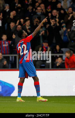 Londra, Regno Unito. 28th Dic 2021. OBIETTIVO: Odsonne Edouard of Crystal Palace celebra il punteggio durante la partita della Premier League tra Crystal Palace e Norwich City a Selhurst Park, Londra, Inghilterra, il 28 dicembre 2021. Foto di Carlton Myrie. Solo per uso editoriale, licenza richiesta per uso commerciale. Nessun utilizzo nelle scommesse, nei giochi o nelle pubblicazioni di un singolo club/campionato/giocatore. Credit: UK Sports Pics Ltd/Alamy Live News Foto Stock