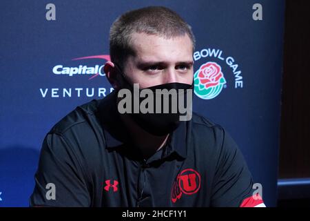 Il tight end Utah Utes Brant Kuithe indossa una maschera facciale in una conferenza stampa prima del Rose Bowl, martedì 28 dicembre 2021, a Los Angeles. Foto Stock