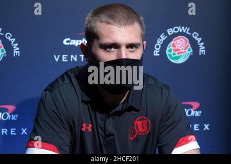 Il tight end Utah Utes Brant Kuithe indossa una maschera facciale in una conferenza stampa prima del Rose Bowl, martedì 28 dicembre 2021, a Los Angeles. Foto Stock