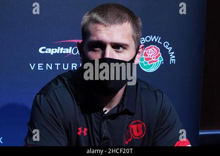 Il tight end Utah Utes Brant Kuithe indossa una maschera facciale in una conferenza stampa prima del Rose Bowl, martedì 28 dicembre 2021, a Los Angeles. Foto Stock