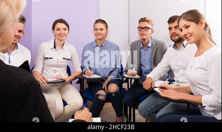 Gruppo di giovani studenti ai corsi di estensione Foto Stock