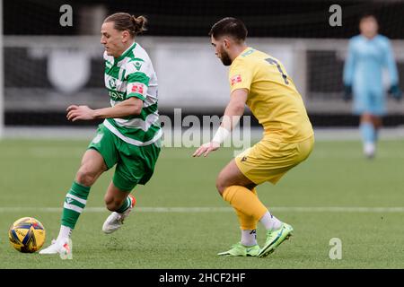 MERTHYR TYDFIL, GALLES - 27 DICEMBRE 2021: Joseph Tumelty di Yate Town e Eliot Richards di Merthyr Towns durante la Southern League Premier Division SO Foto Stock