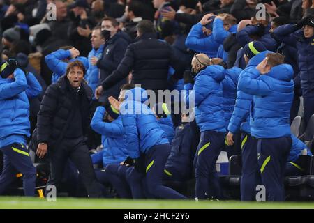 Il direttore di Tottenham Hotspur, Antonio Conte e il suo staff reagiscono dopo un caso mancato - Tottenham Hotspur v Liverpool, Premier League, Tottenham Hotspur Stadium, Londra, Regno Unito - 19th dicembre 2021 solo per uso editoriale - si applicano le restrizioni DataCo Foto Stock