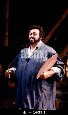 Atto i: Luciano Pavarotti (Mario Cavaradossi) IN TOSCA di Puccini alla Royal Opera, Covent Garden, Londra WC2 12/09/1992 Direttore: Zubin Mehta Set design: Renzo Mongiardino Costumi: Marcel Escoffier illuminazione revival: John B Leggi il regista originale: Franco Zeffirelli regista revival: John Cox Foto Stock