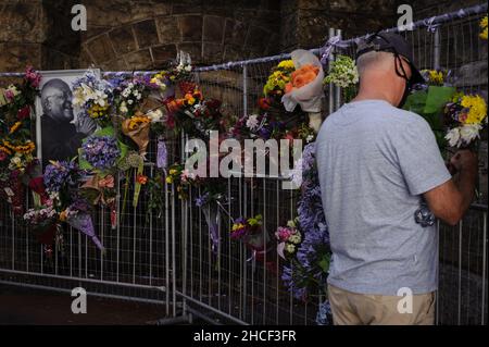 Aggiunta al muro di memoria dell'Arcivescovo Desmond Tutu nella Cattedrale di San Giorgio di Città del Capo dopo la sua morte il 26 dicembre 2021 Foto Stock