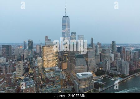 New York City, USA Aerial View of Downtown Manhattan at dusk Foto Stock