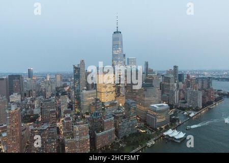 New York City, USA Aerial View of Downtown Manhattan at dusk Foto Stock