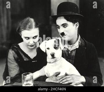 Ancora da vita di Un cane che recita Charlie Chaplin, Edna Purviance e scraps del cane - 1918 Foto Stock