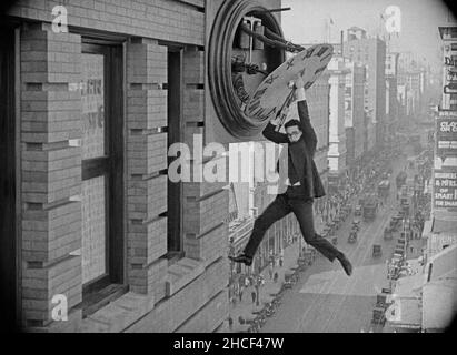 Harold Lloyd in capelli che alzano il diavolo acrobatico dal film Safety Last - iconico Foto Stock