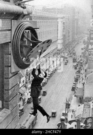 Harold Lloyd in capelli che alzano il diavolo acrobatico dal film Safety Last - iconico Foto Stock