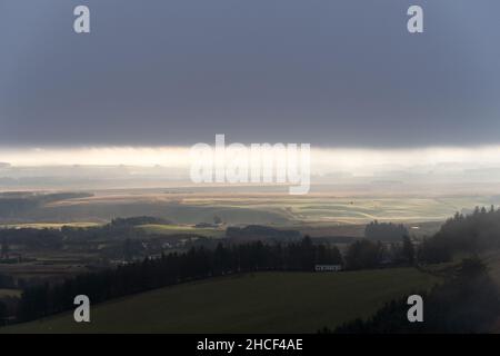 Una linea di nuvole copre il sud delle colline scozzesi in una mattinata d'inverno Foto Stock