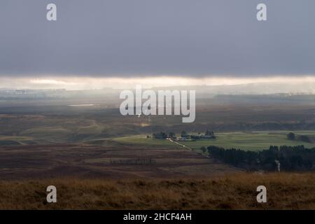 Una linea di nuvole copre il sud delle colline scozzesi in una mattinata d'inverno Foto Stock