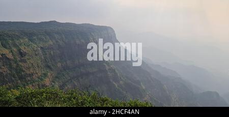 Vista ipnotizzante della catena Mahabaleshwar di ghat occidentali tra cui Pratapgad, Koleshwar, Raireshwar e Chandragad da Marjorie Point, Mahabalesh Foto Stock