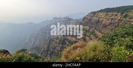 Vista ipnotizzante della catena Mahabaleshwar di ghat occidentali tra cui Pratapgad, Koleshwar, Raireshwar e Chandragad da Marjorie Point, Mahabalesh Foto Stock