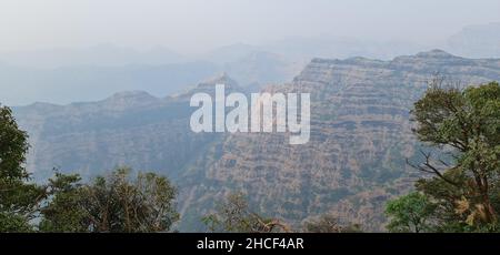 Vista ipnotizzante della catena Mahabaleshwar di ghat occidentali tra cui Pratapgad, Koleshwar, Raireshwar e Chandragad da Marjorie Point, Mahabalesh Foto Stock