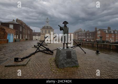 La statua del 18th secolo esploratore George Vancouver a Kings Lynn, Norfolk, Regno Unito Foto Stock