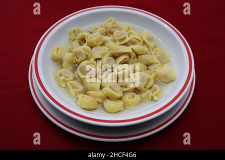 Tortellini italiani in brodo. Piatto tradizionale bolognese per Natale e Capodanno. Foto Stock