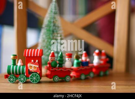 Treno giocattolo di Natale con carri su un tavolo di legno Foto Stock