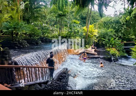 Goditi un fiume caldo alle sorgenti termali di Tabacon, la Fortuna, Costa Rica Foto Stock