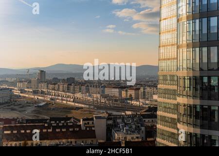 Splendida vista degli edifici moderni nella città di Vienna Foto Stock