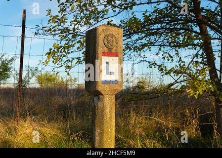 Indicatore stradale originale della Lincoln Highway del 1928 alla luce del mattino. Ashton, Illinois, Stati Uniti. Foto Stock