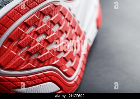 Scarpe da running con suole rosse su sfondo nero. Primo piano, vista dall'alto Foto Stock