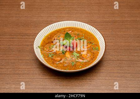 Il curry di gamberi, è un tipico piatto di curry di cucina birmana, cucina indonesiana in Indonesia, cucina indoportoghese in India e Portogallo, cucu mozambicano Foto Stock