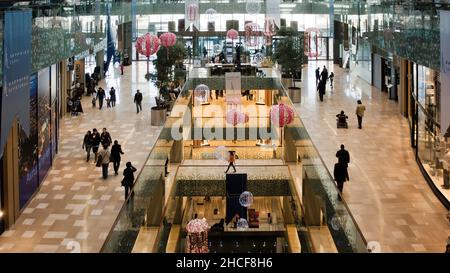 Istanbul, Turchia - Marzo 2012: Istanbul Sapphire Shopping Mall interno con negozi e visitatori. Lo zaffiro è il grattacielo più alto della Turchia con uno shopping Foto Stock