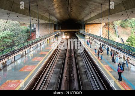 Un bel colpo di una piattaforma della stazione della metropolitana a Sao Paulo Foto Stock