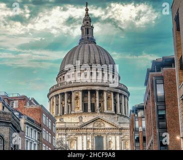 Londra, Regno Unito - Gennaio 2013: Cattedrale di St. Paul sotto le nubi drammatiche. La cattedrale è uno dei luoghi più famosi e riconoscibili Foto Stock