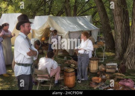 Primo piano di coloni in un campo rienacted con tende della guerra del 1812 a Wasaga Beach Ontario Foto Stock