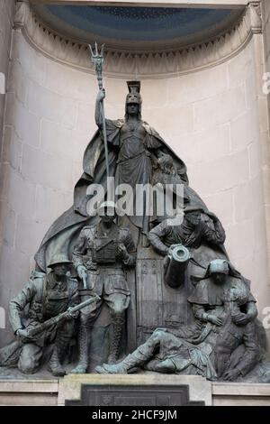 Colpo verticale di Exchange Newsroom War Memorial di Liverpool, Regno Unito Foto Stock