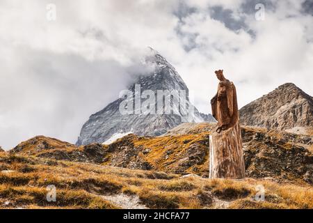 Cervino nelle Alpi svizzere. Iconico punto di riferimento, montagna famosa vicino Zermatt, cantone del Vallese in Svizzera. Foto Stock