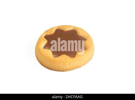 Biscotto singolo riempito di cioccolato a forma di stella isolato su sfondo bianco Foto Stock