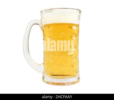 Bicchiere di birra isolato su sfondo bianco. Bevanda alcolica in tazza trasparente Foto Stock