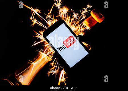 Polonia. 21st Dic 2021. In questa foto è illustrato un logo YouTube visualizzato su uno smartphone e decorazioni natalizie sullo sfondo. (Foto di Filip Radwanski/SOPA Images/Sipa USA) Credit: Sipa USA/Alamy Live News Foto Stock