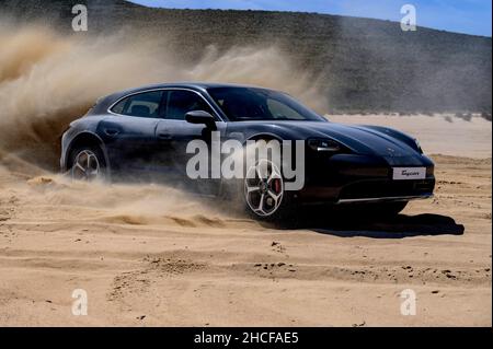 Città del Capo, Sudafrica. 16th Nov 2021. Il Taycan Porsche visto in azione il re del Point sparare film a Città del Capo. Il Taycan è un'auto sportiva elettrica a batteria e un freno di tiro prodotto dal costruttore tedesco di automobili Porsche. Credit: Red Bull Media/ZUMA Press Wire Service/ZUMAPRESS.com/Alamy Live News Foto Stock