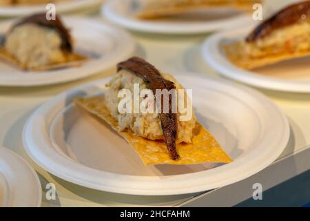 Tapa spagnola tipica marinera, pane con insalata russa Foto Stock