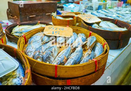 I cestini di bambù con sgombro sul banco della stalla in Tanin Market, Chiang mai, Thailandia Foto Stock