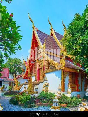Il Viharn ornato dello storico tempio di Wat Fon Soi con tetto a timpano, bargebani in legno intagliato con chofas e finiali, serpenti Naga all'ingresso e. Foto Stock