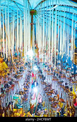 La bancarella del mercato del Sabato notte mercato offre i piccoli suoni del vento, creando suono incantevole, Chiang mai, Thailandia Foto Stock