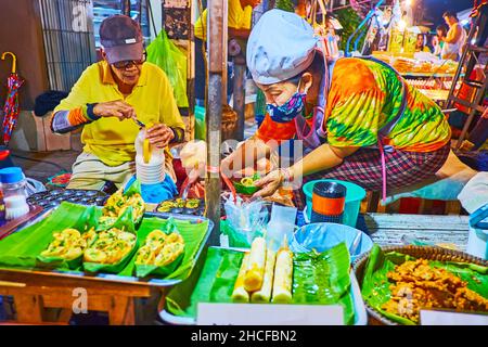 CHIANG mai, THAILANDIA - 4 MAGGIO 2019: La coppia di venditori senior cucina e vende uova di quaglia fritte nella stalla del mercato Sabato notte a Wualai a piedi Foto Stock