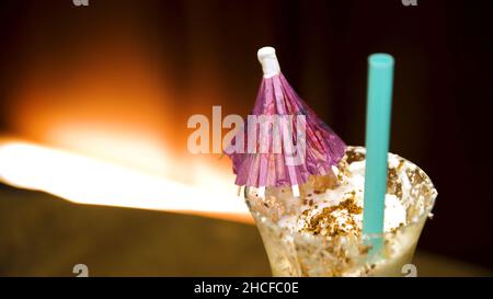 Gelato e Crema di frusta caffè con aggiunta di cioccolato primo piano. Yogurt con fragola fresca. Primo piano di milkshake al cioccolato, salsa al cioccolato Foto Stock