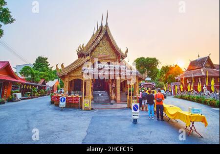 CHIANG mai, THAILANDIA - 4 MAGGIO 2019: Il Viharn Hall of Silver Temple (Wat Sri Suphan) complesso, decorato con tetto a più livelli, sculture in dorato e scul Foto Stock