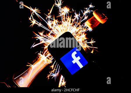 Polonia. 21st Dic 2021. In questa illustrazione di foto un logo Facebook visto su uno smartphone e decorazioni natalizie sullo sfondo. (Credit Image: © Filip Radwanski/SOPA Images via ZUMA Press Wire) Foto Stock