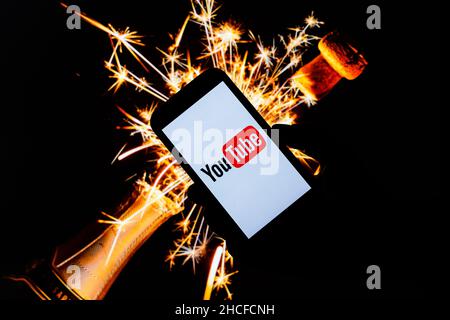 Polonia. 21st Dic 2021. In questa foto è illustrato un logo YouTube visualizzato su uno smartphone e decorazioni natalizie sullo sfondo. (Credit Image: © Filip Radwanski/SOPA Images via ZUMA Press Wire) Foto Stock